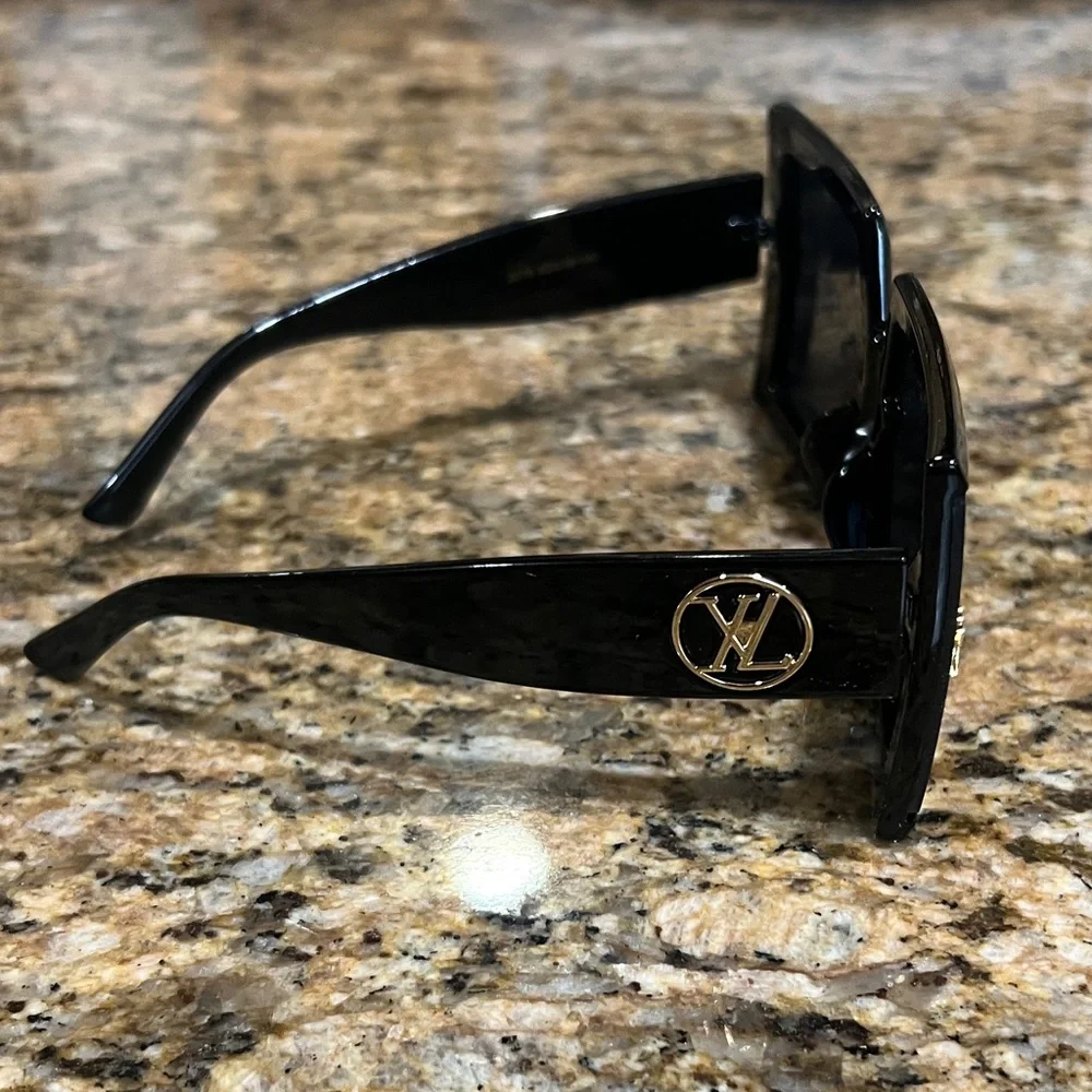 BRAND NEW Auth. LV Black Designer sunglasses 🕶️ read caption - Picture 2 of 11